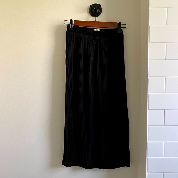Aritzia Wilfred Celesse Skirt in Black - Picture 1 of 6